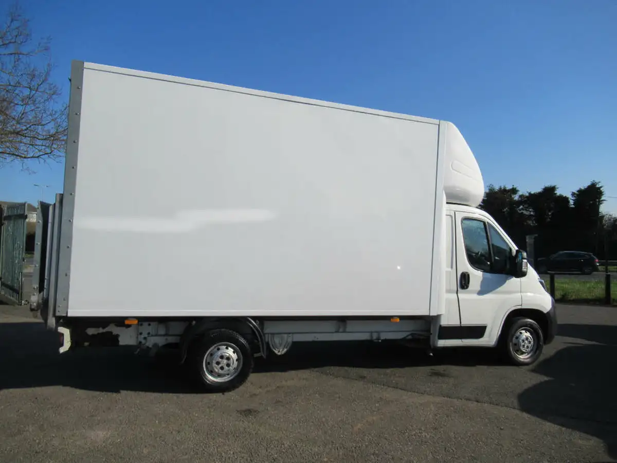 2019-peugeot-boxer-20-bluehdi-335-l4-luton-bfb-big-11