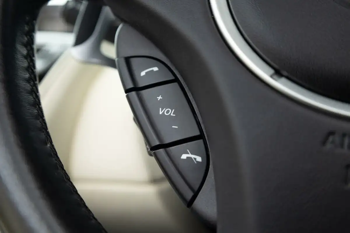 2012-aston-martin-virage-60-volante-big-21