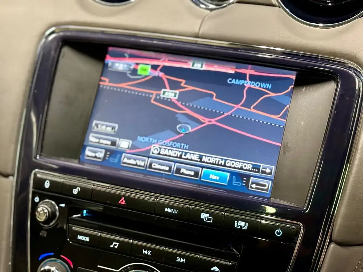 2010-jaguar-xj-series-50-xj-portfolio-big-28