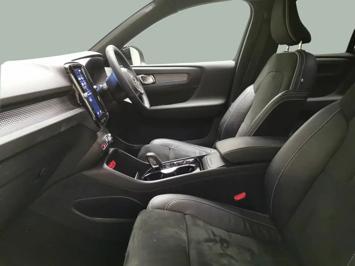 2022-volvo-xc40-15-t3-r-design-auto-big-1
