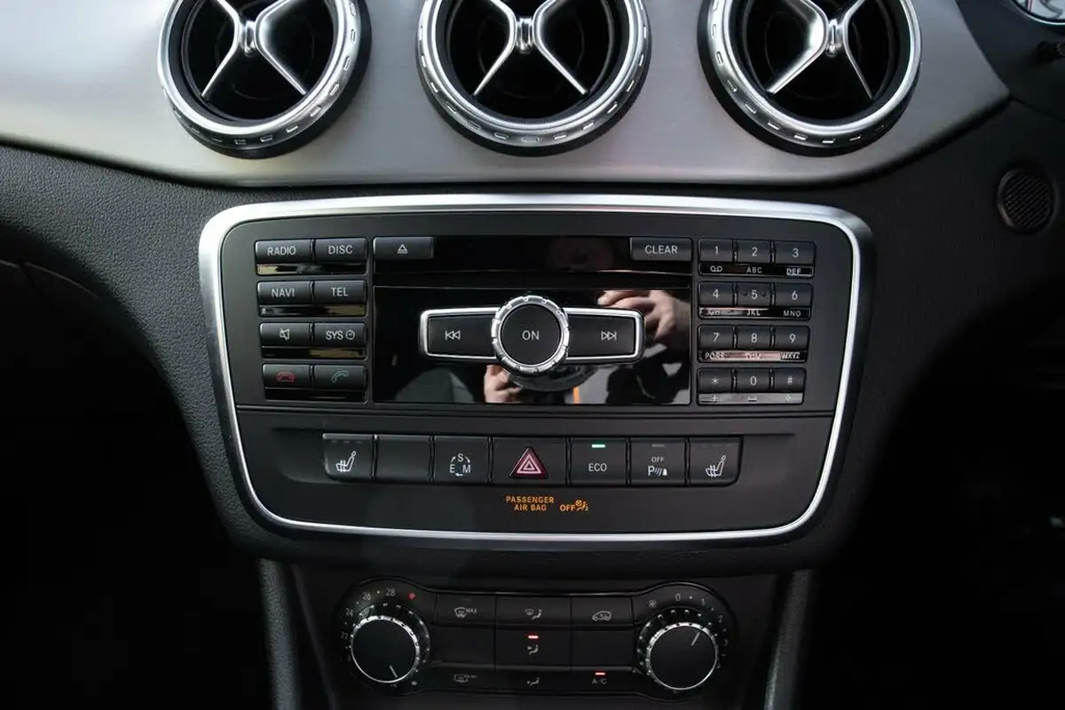 2015-mercedes-benz-gla-class-21cdi-amg-line-premium-package-136bhp-200-7g-dct-big-30