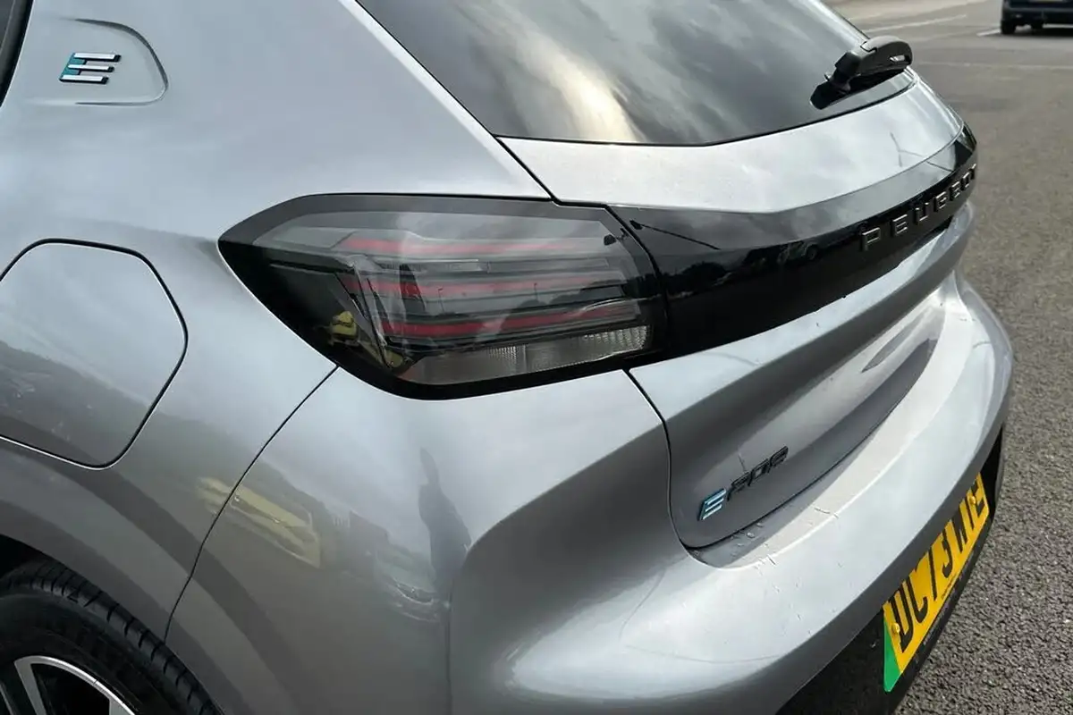2024-peugeot-208-e-e-style-big-7