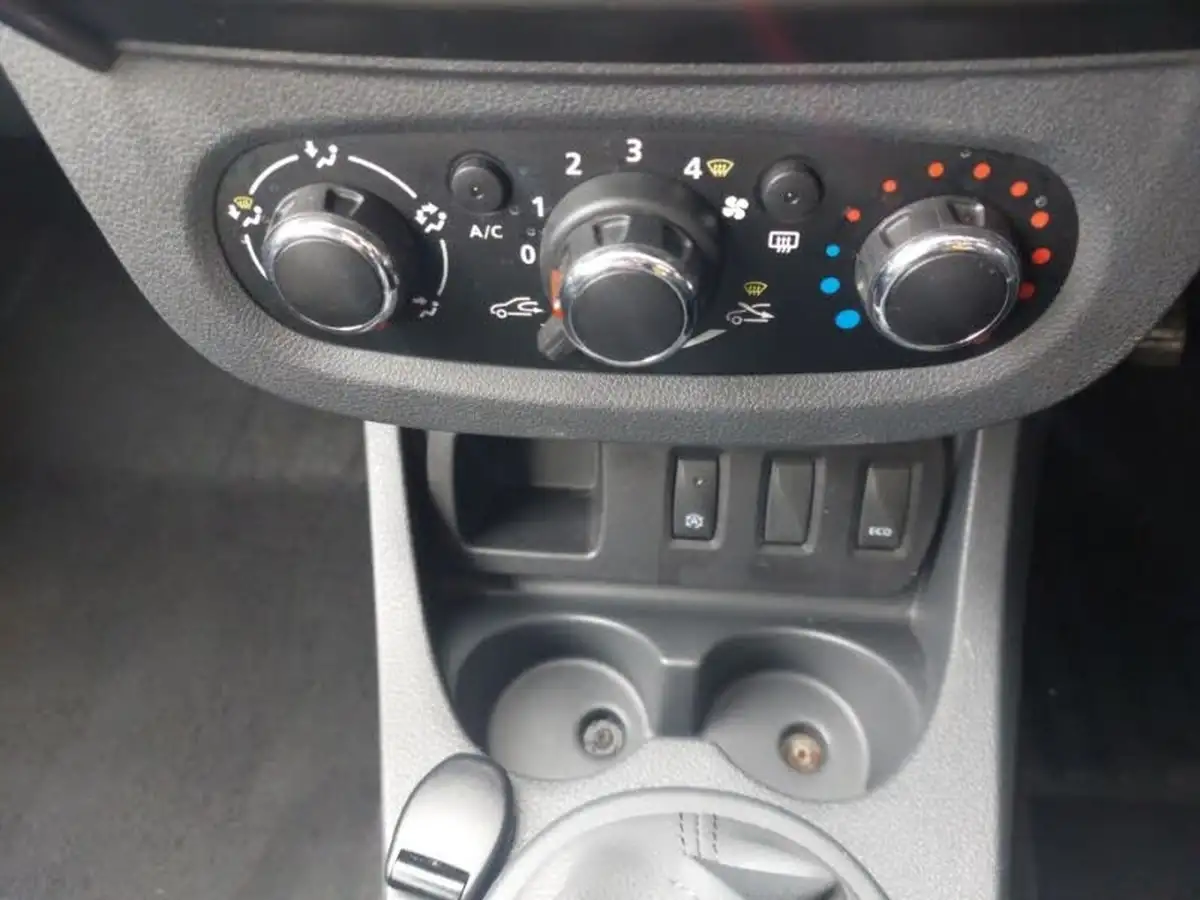 2016-dacia-duster-15dci-laureate-110bhp-ss-station-wagon-5d-big-11