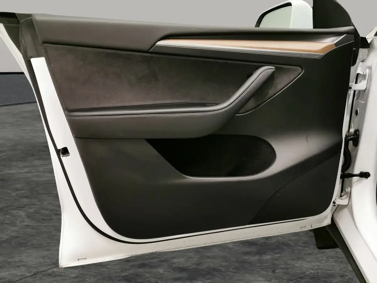 2022-tesla-model-y-e-long-range-big-33