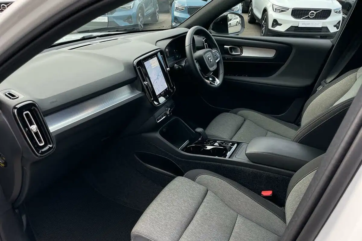 2024-volvo-xc40-20-b4-plus-big-25