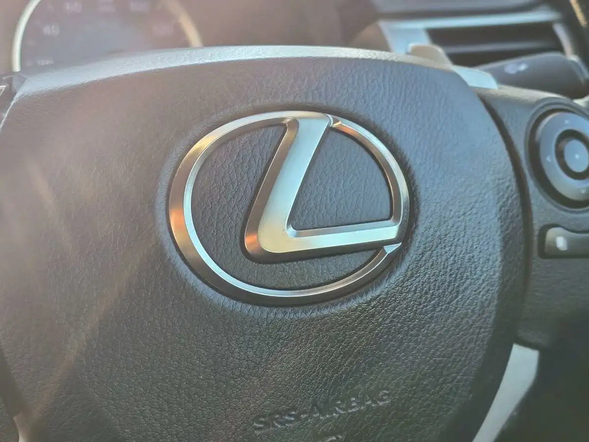 2014-lexus-is-300h-25-luxury-big-38