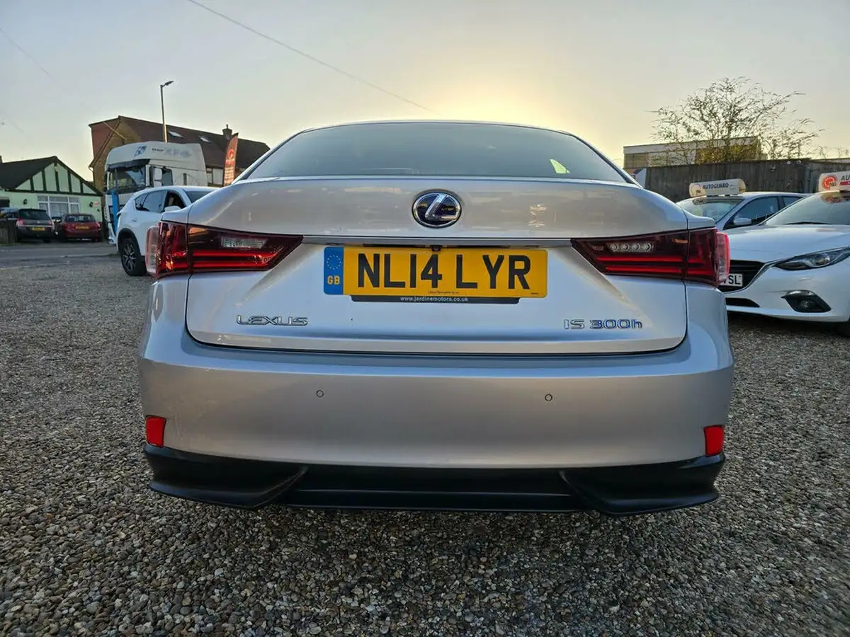 2014-lexus-is-300h-25-luxury-big-14