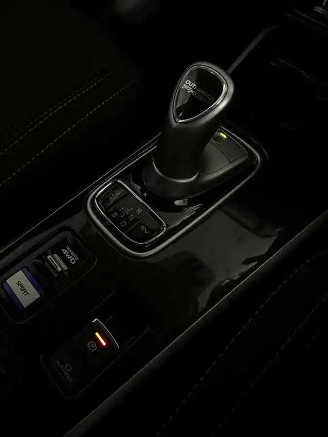 2020-mitsubishi-outlander-24-design-phev-big-32