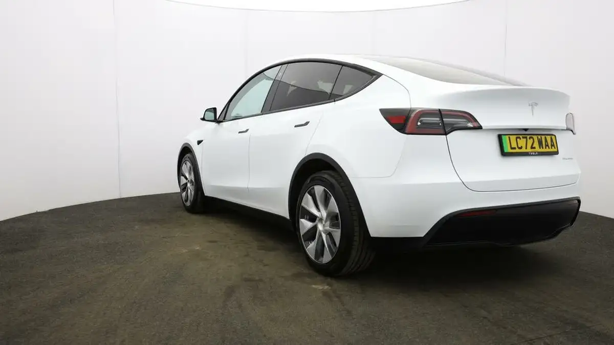 2022-tesla-model-y-e-long-range-big-36