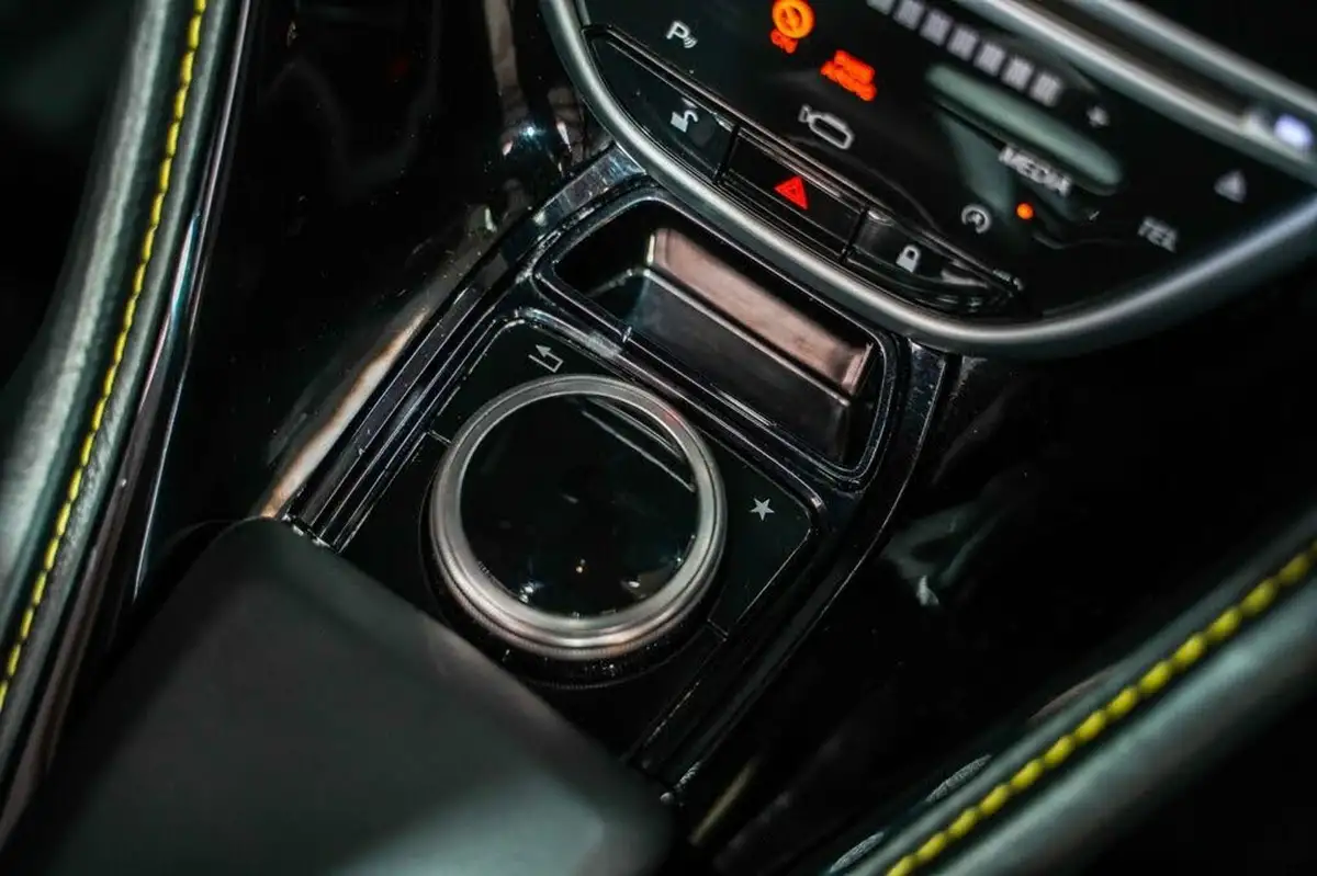2018-aston-martin-db11-40-v8-big-44