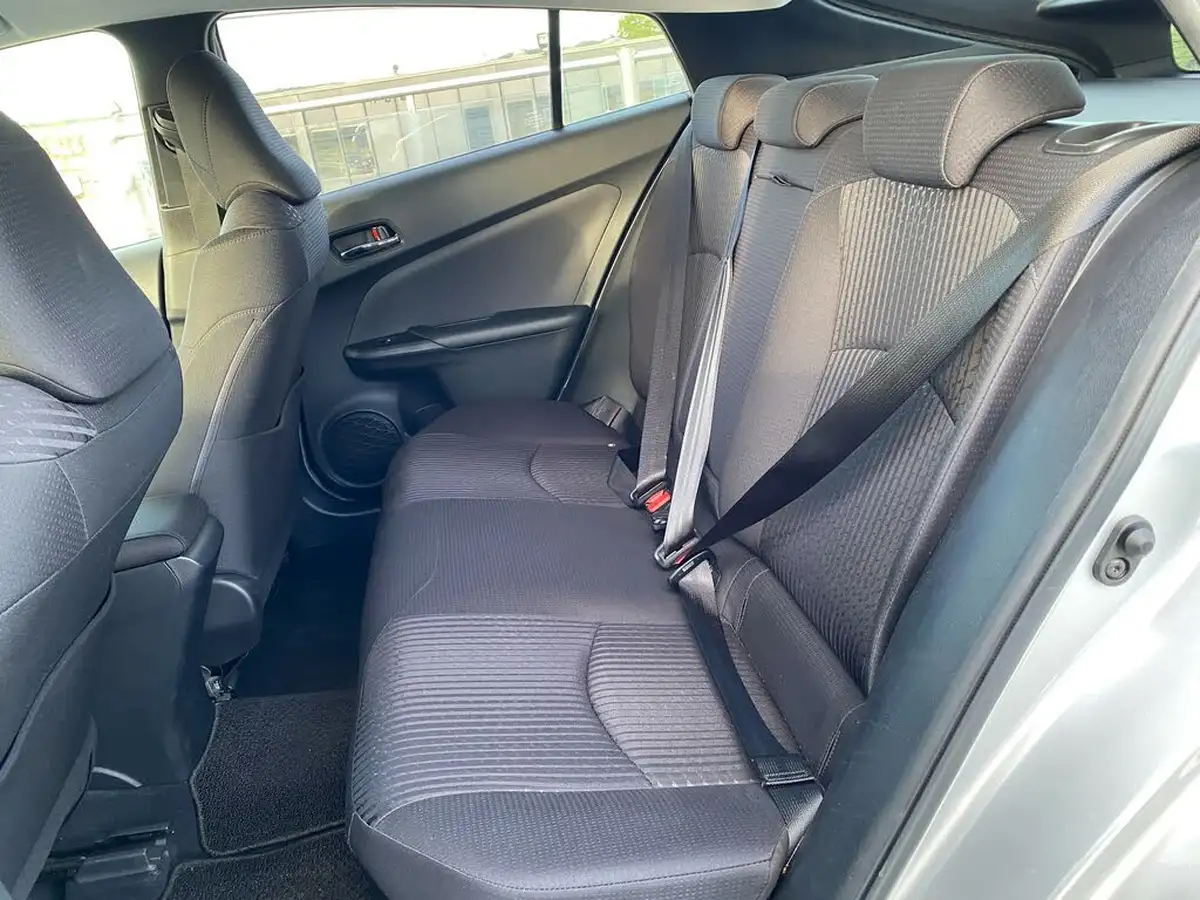 2017-toyota-prius-big-35