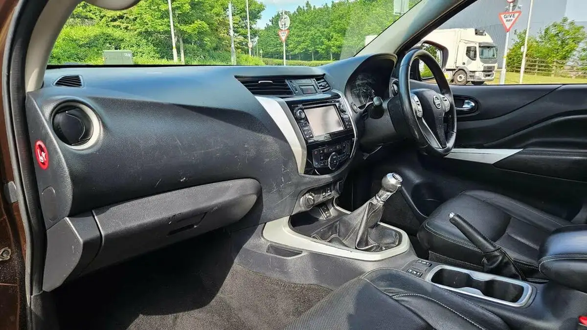 2017-nissan-navara-23dci-tekna-big-18