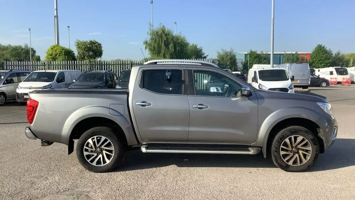 2018-nissan-navara-23dci-tekna-auto-big-3