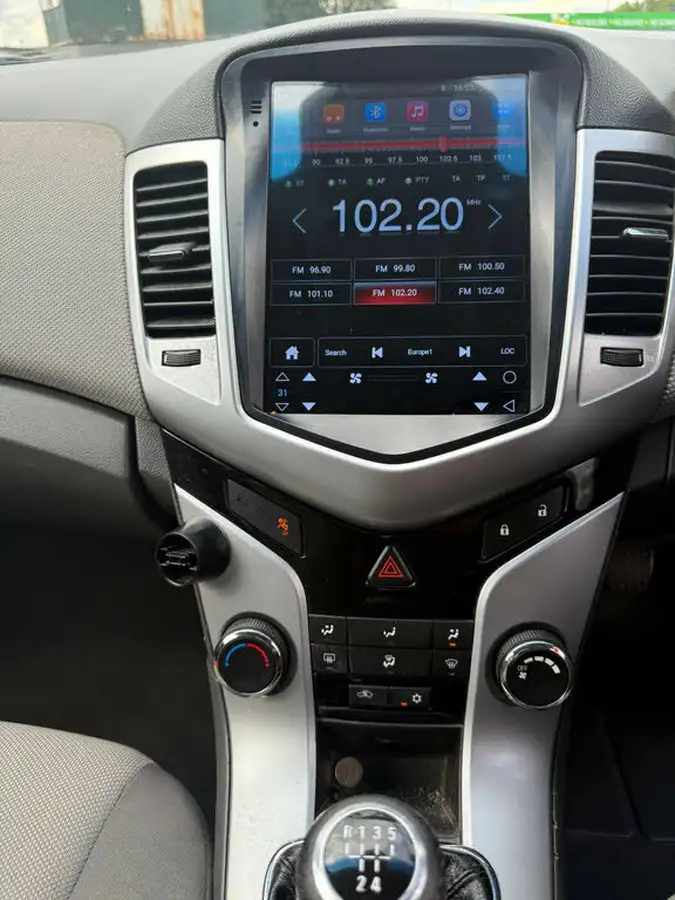 2010-chevrolet-cruze-16-ls-big-11