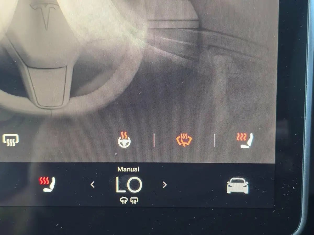 2022-tesla-model-y-e-long-range-big-23