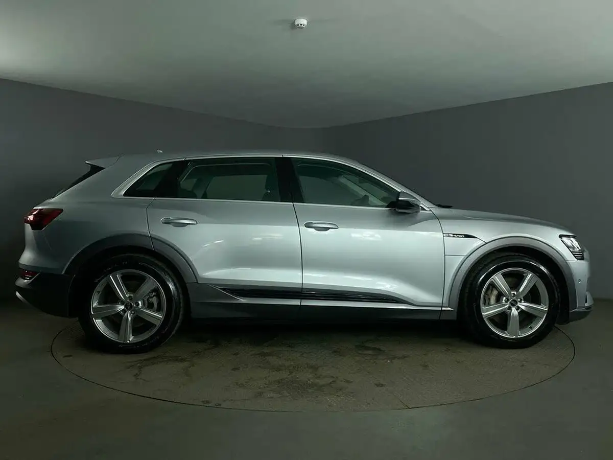 2022-audi-e-tron-55e-technik-station-wagon-big-16