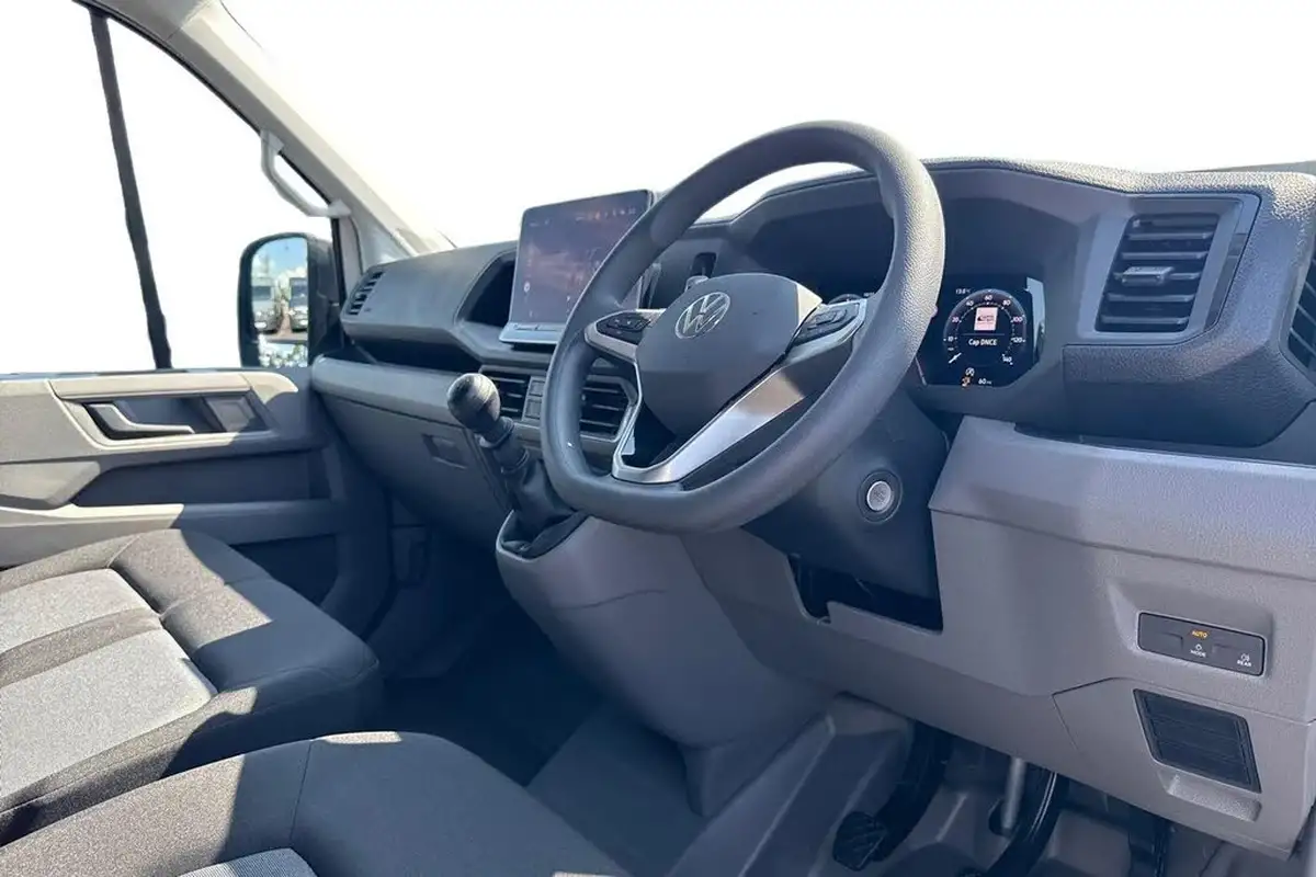 2024-volkswagen-crafter-20tdi-cr35-mwb-commerce-140pseu6d-panel-van-big-7