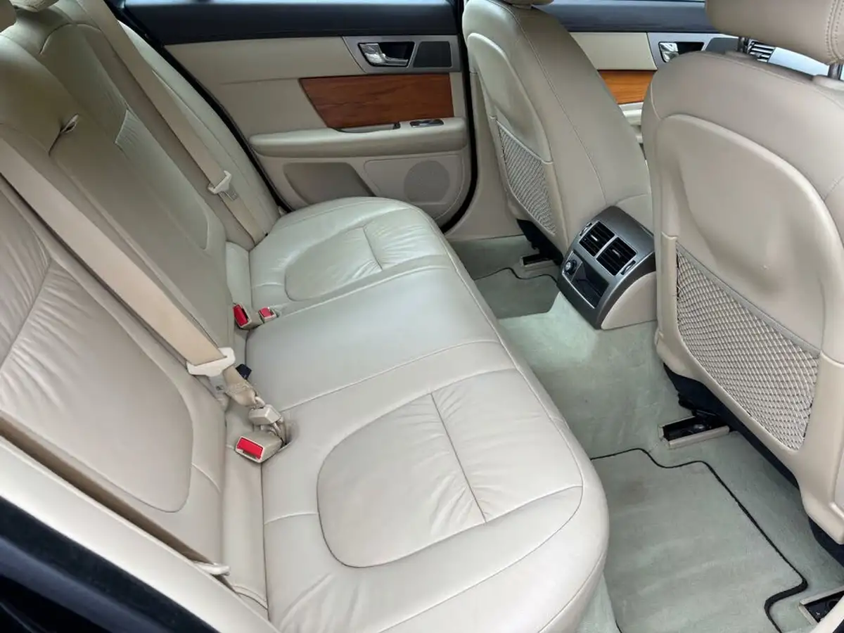 2010-jaguar-xf-30-luxury-big-9