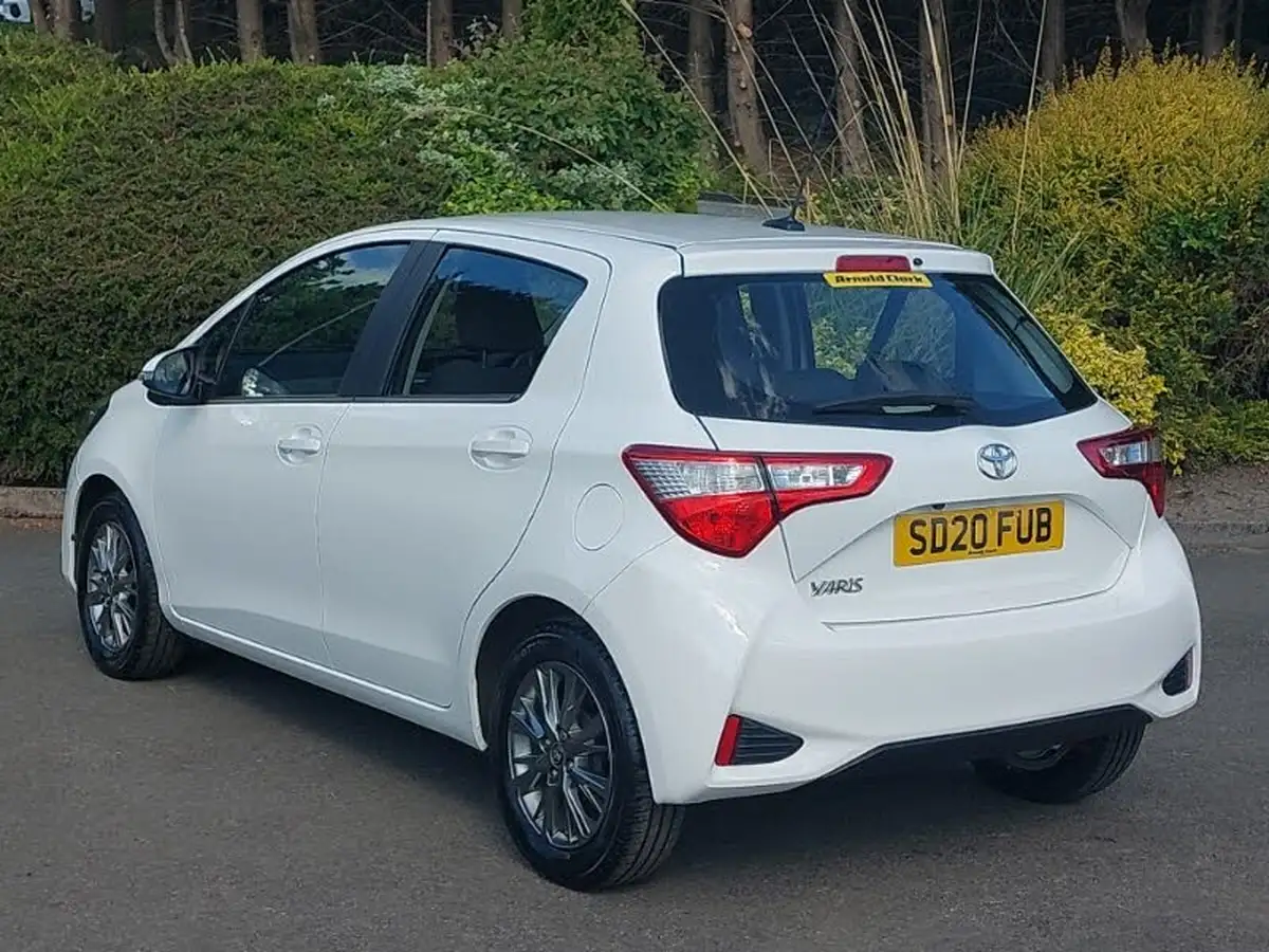2020-toyota-yaris-10-vvt-i-icon-big-1