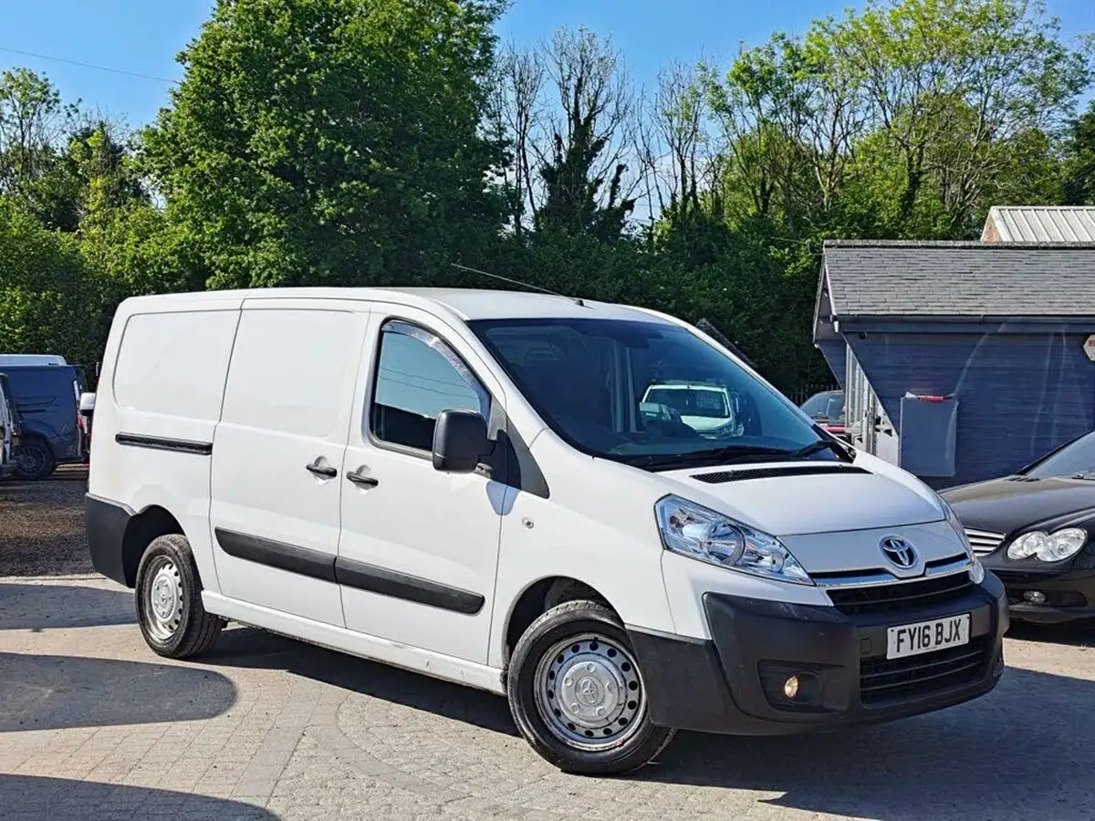 2016-toyota-proace-20td-1200-l2h1-128bhp-panel-big-2