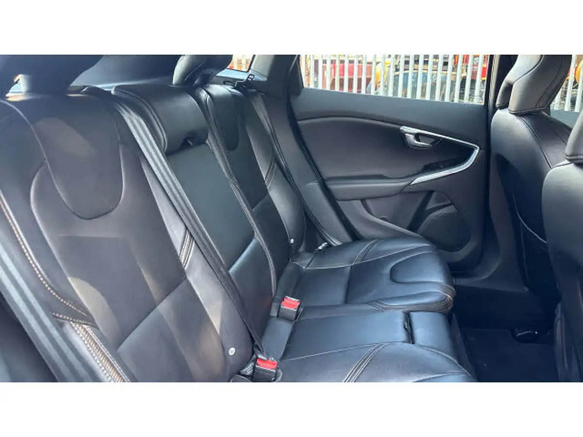 2016-volvo-v40-20-t3-cross-country-pro-big-9