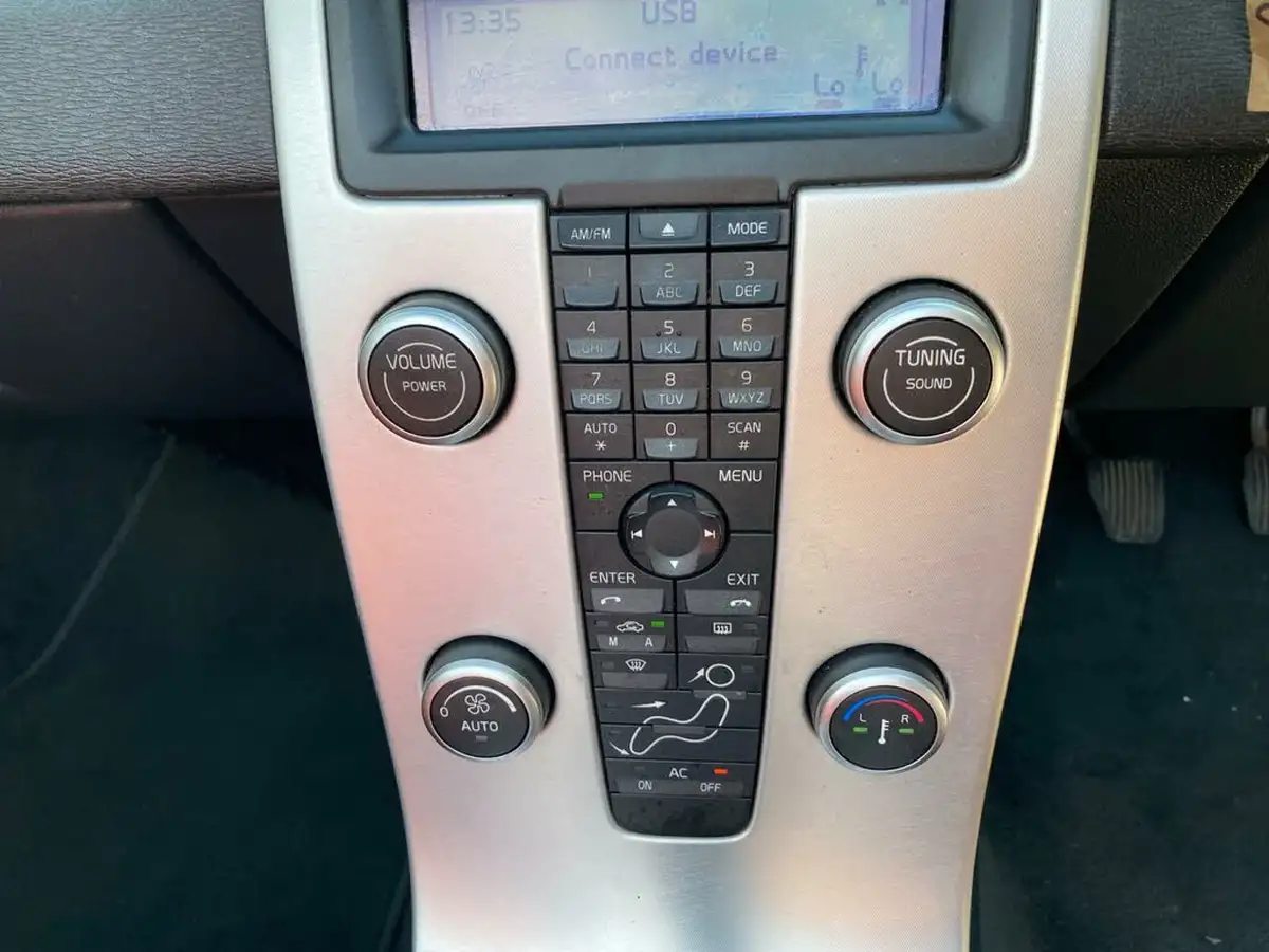 2010-volvo-c70-20td-se-lux-big-22