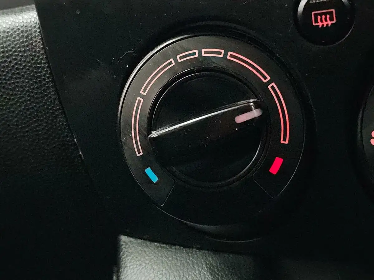 2013-mazda-mazda2-13-ts-air-con-big-46