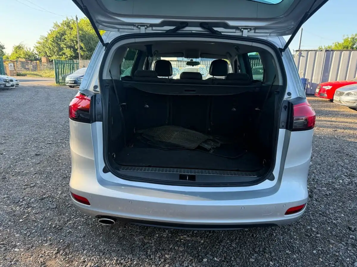 2012-vauxhall-zafira-tourer-20cdti-sri-big-31