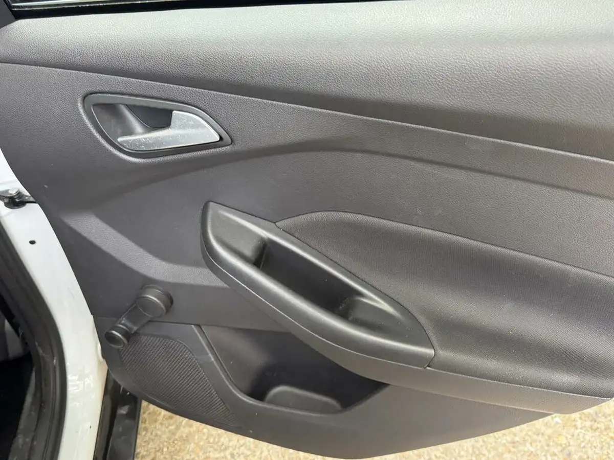 2015-ford-focus-10-zetec-t-125ps-hatchback-big-25