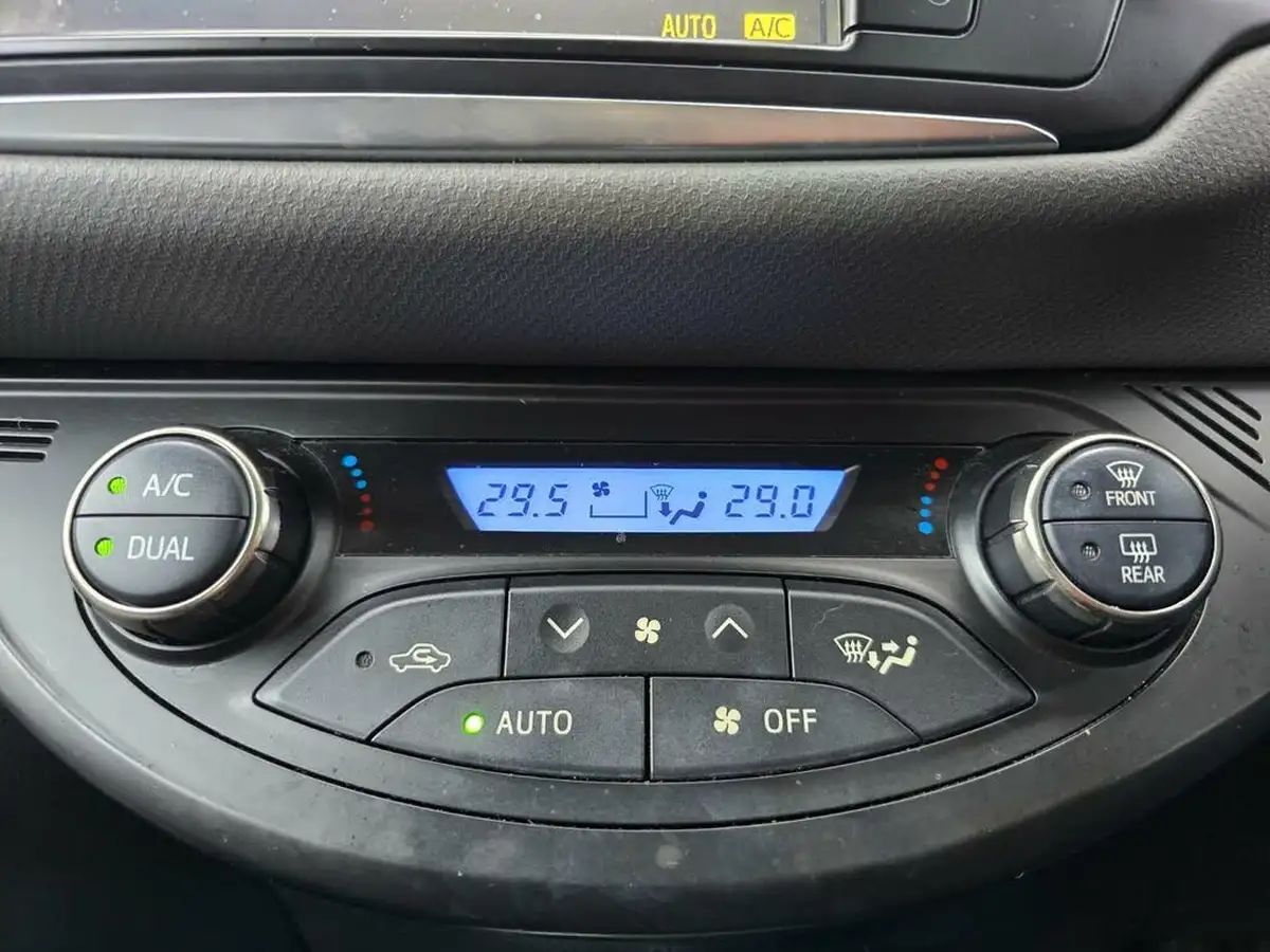 2015-toyota-yaris-15-vvt-i-icon-hybrid-big-24