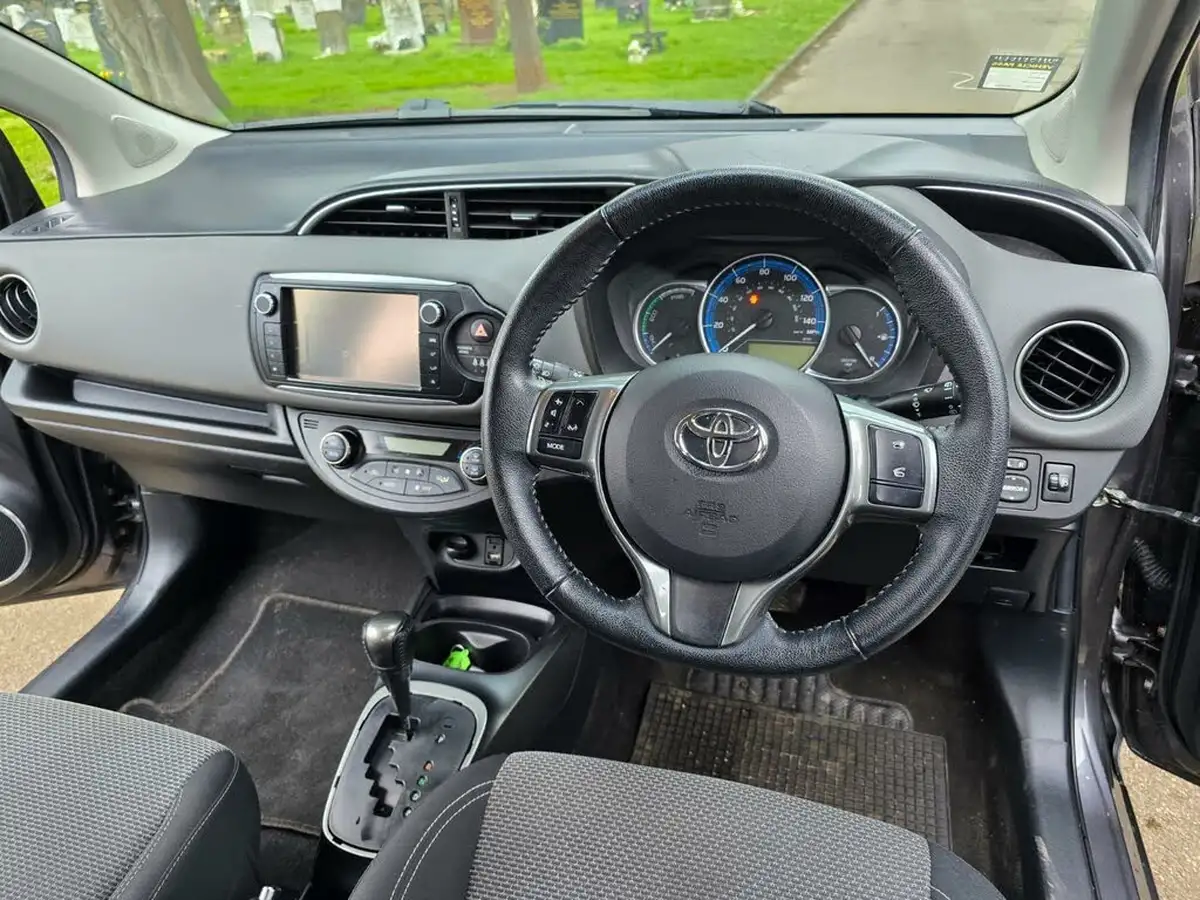 2015-toyota-yaris-15-vvt-i-icon-hybrid-big-48