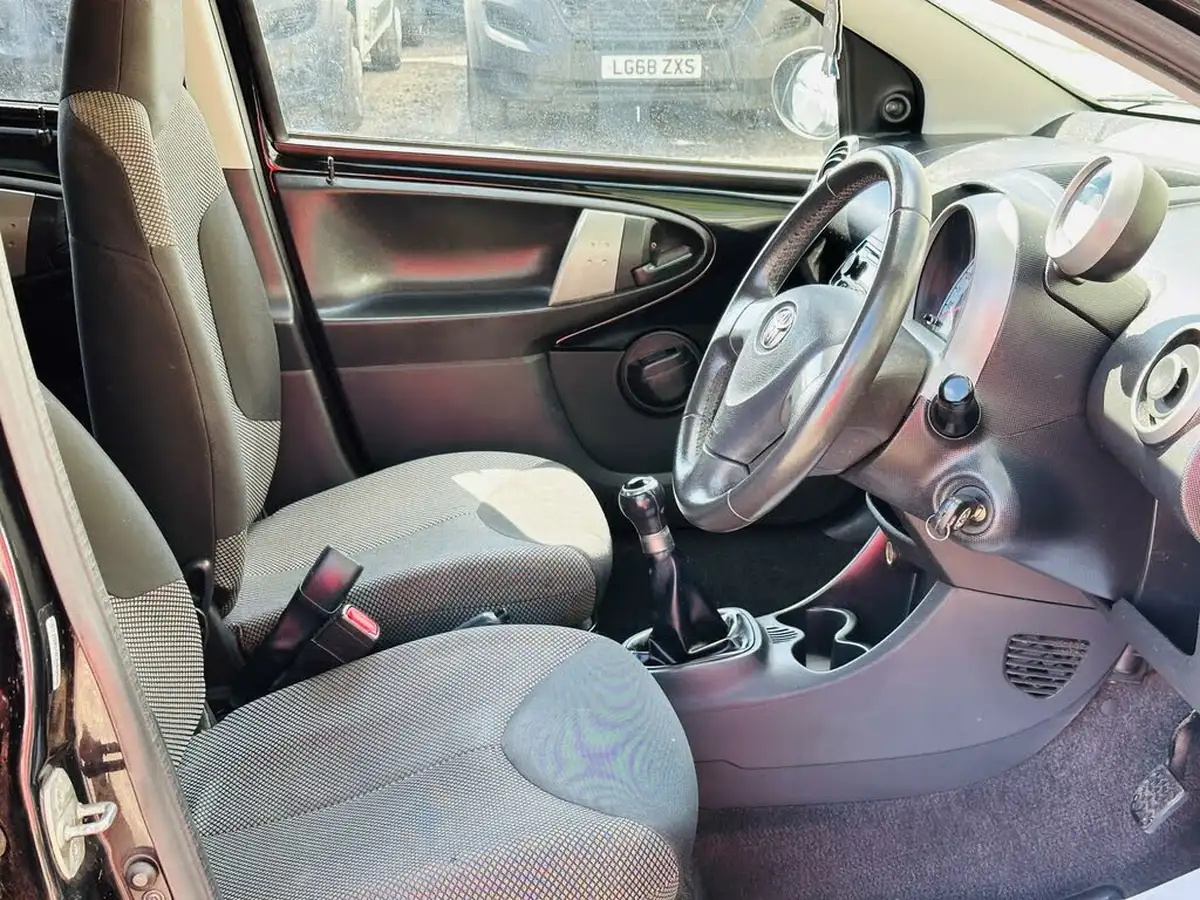 2012-toyota-aygo-10-aygo-fire-5d-big-29
