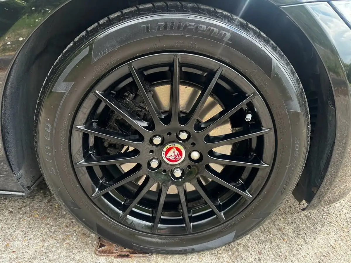 2016-jaguar-xe-20d-r-sport-163ps-auto-big-36