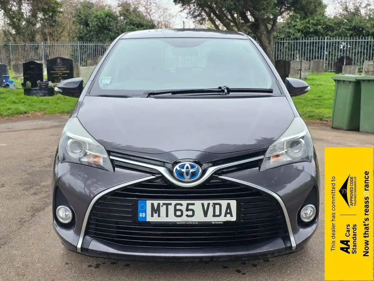 2015-toyota-yaris-15-vvt-i-icon-hybrid-big-0