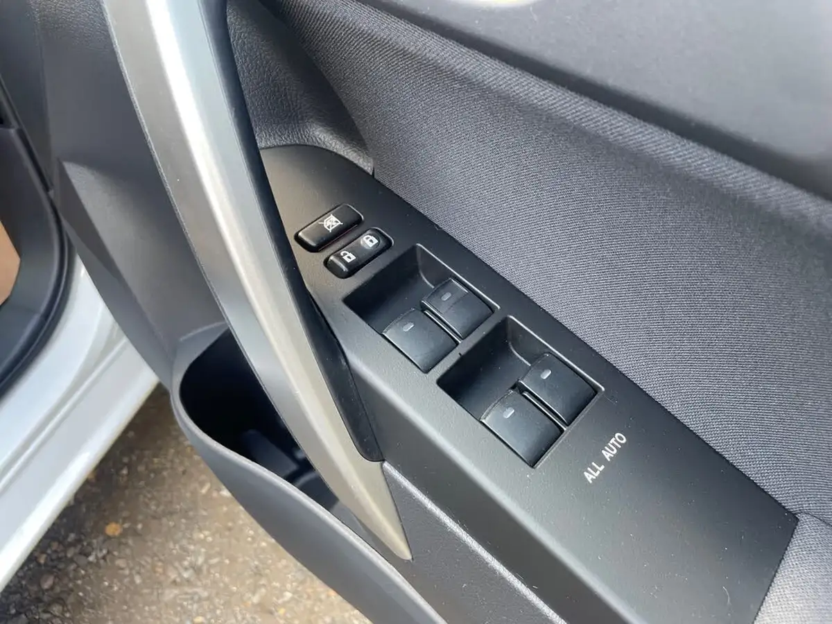 2012-toyota-auris-18-vvt-i-hsd-excel-big-12