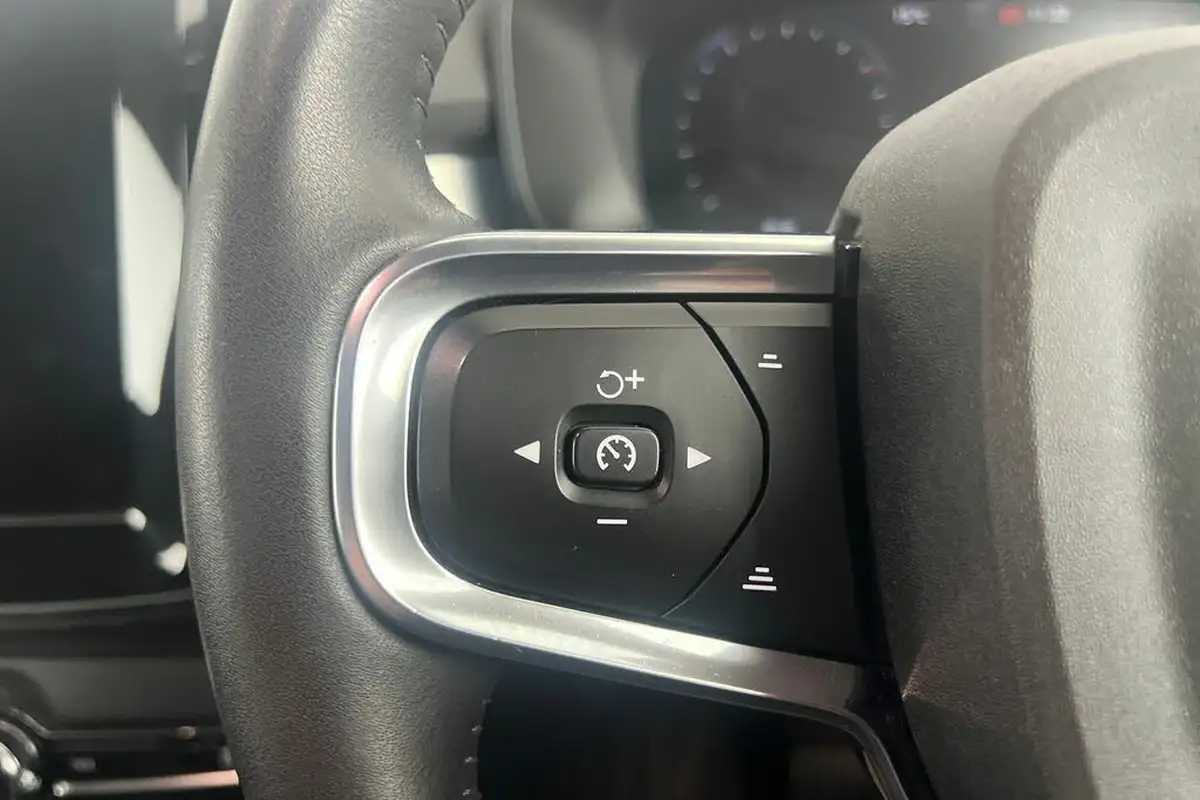 2021-volvo-xc40-20-b4-momentum-197bhp-awd-geartronic-big-10