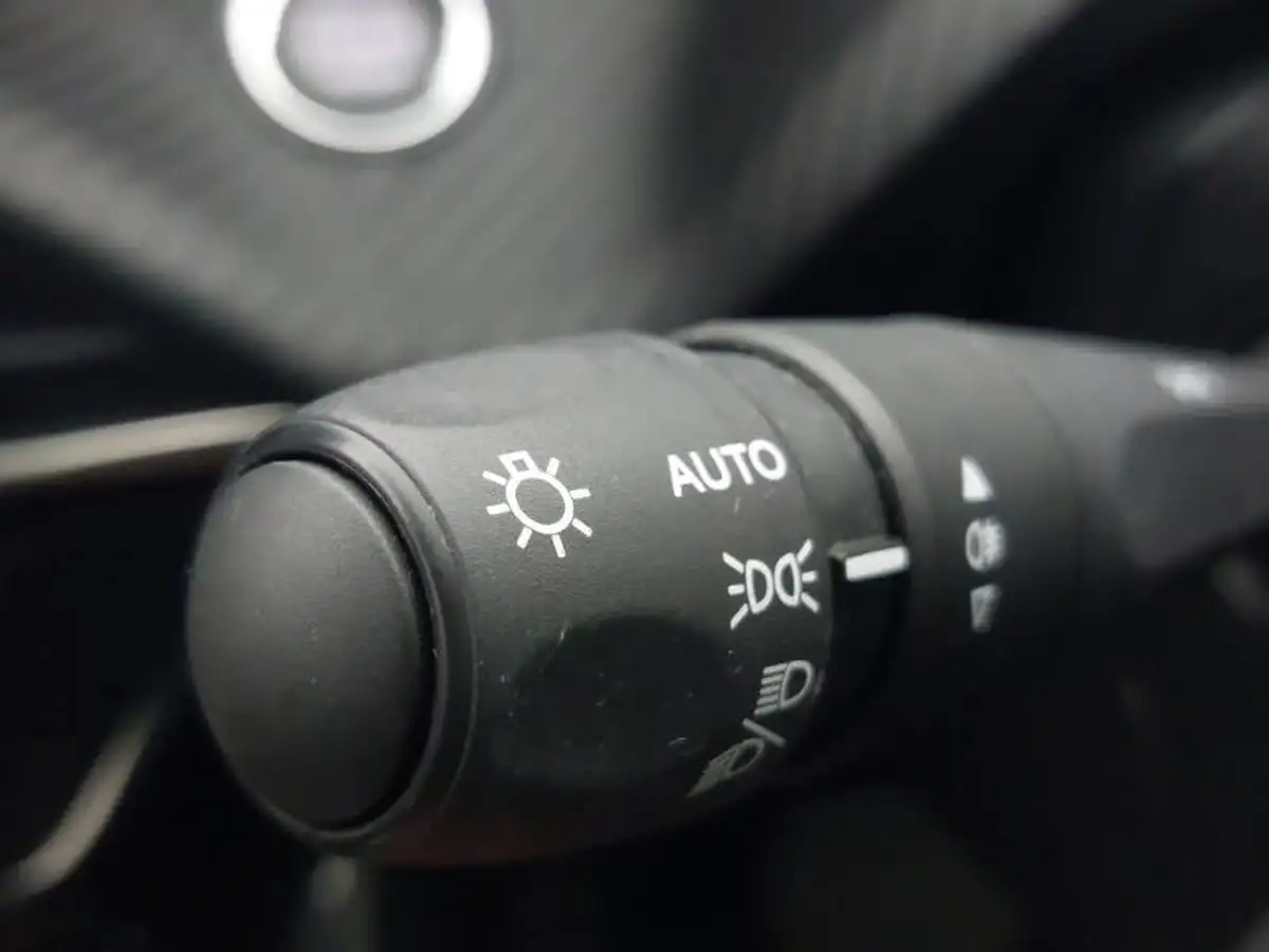 2023-peugeot-208-12-puretech-active-premium-100ps-eat8-big-15