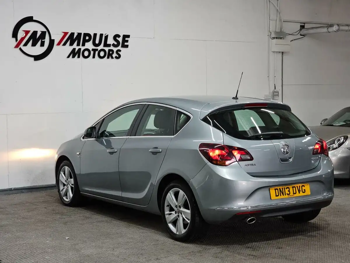 2013-vauxhall-astra-14-sri-turbo-140ps-1364cc-big-7