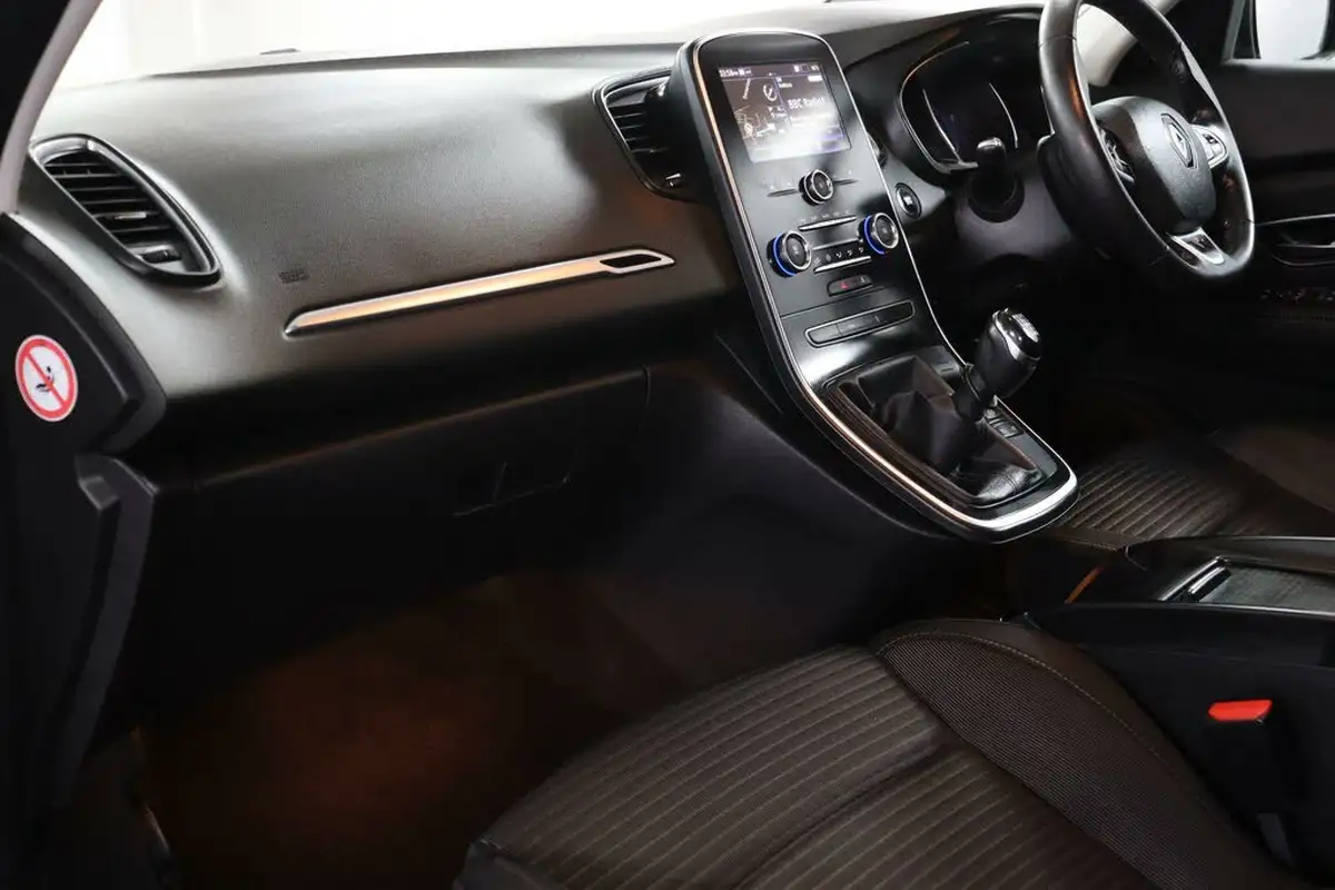 2018-renault-grand-scenic-13-tce-iconic-big-33