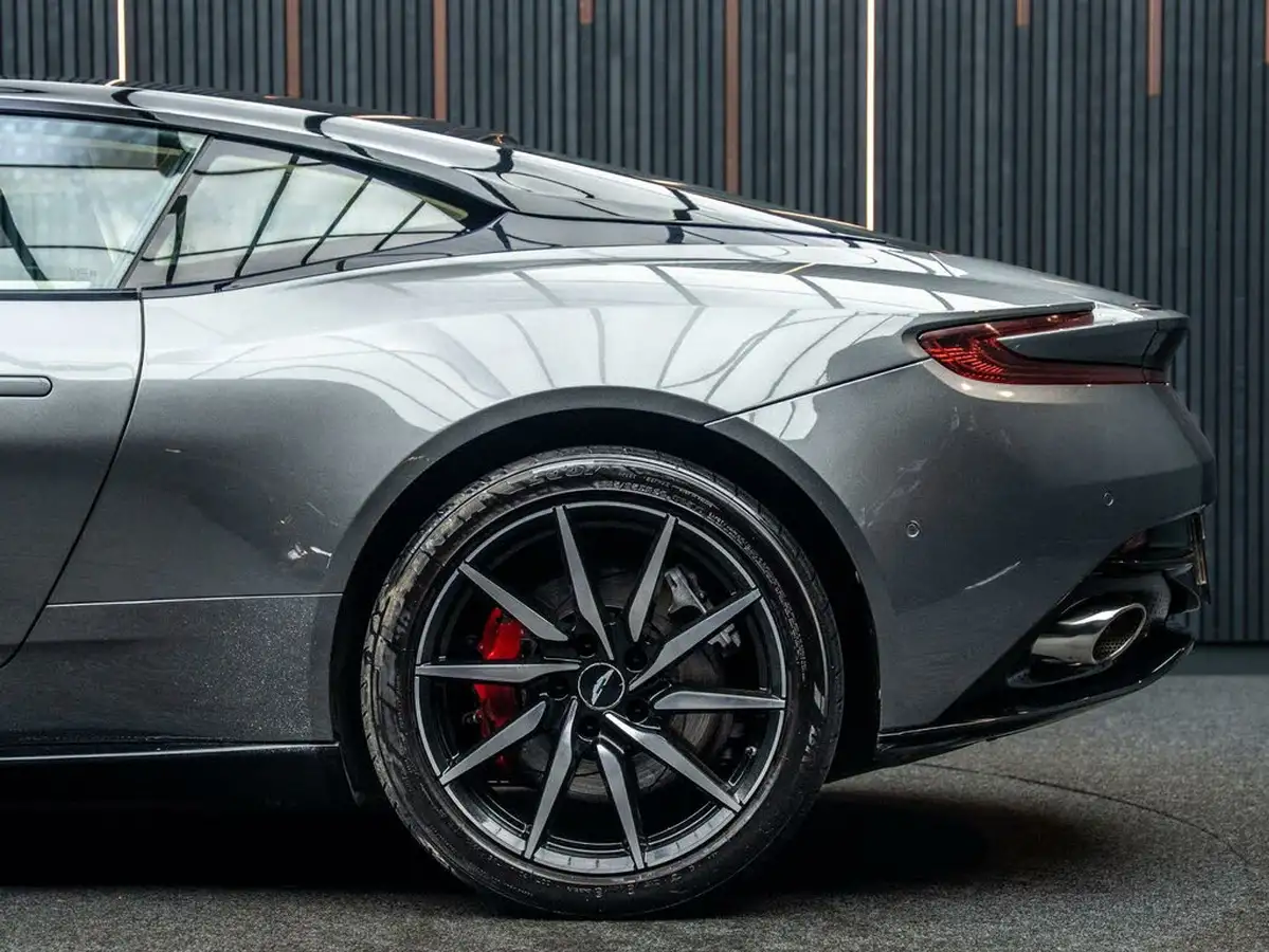 2016-aston-martin-db11-52-v12-launch-edition-big-16