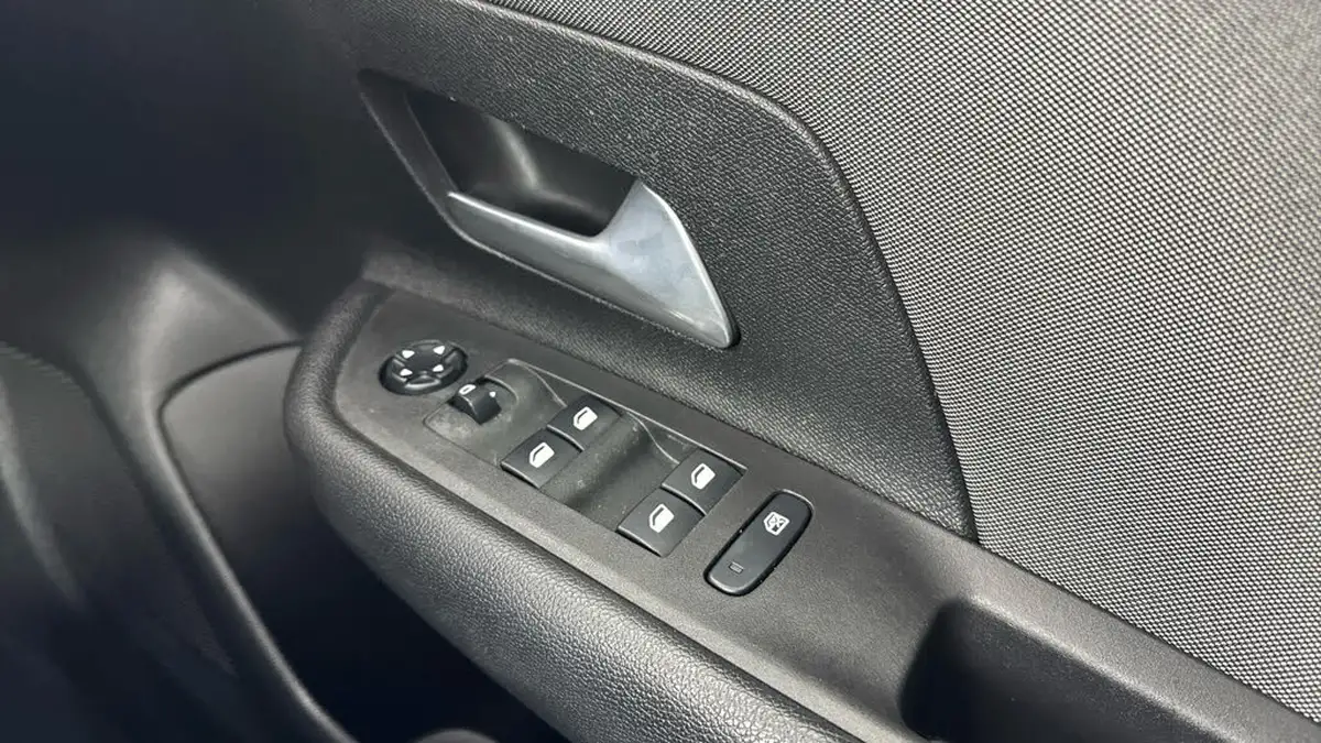 2021-vauxhall-mokka-e-se-premium-big-21
