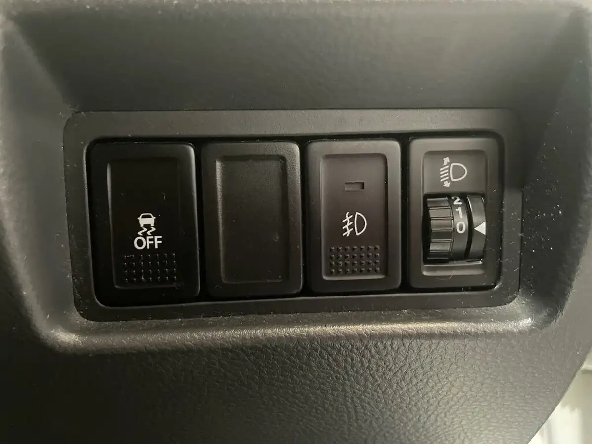 2012-suzuki-swift-12-attitude-3d-big-26