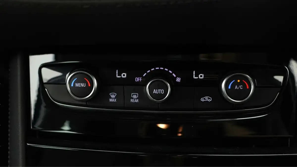 2020-vauxhall-grandland-x-15td-se-big-11
