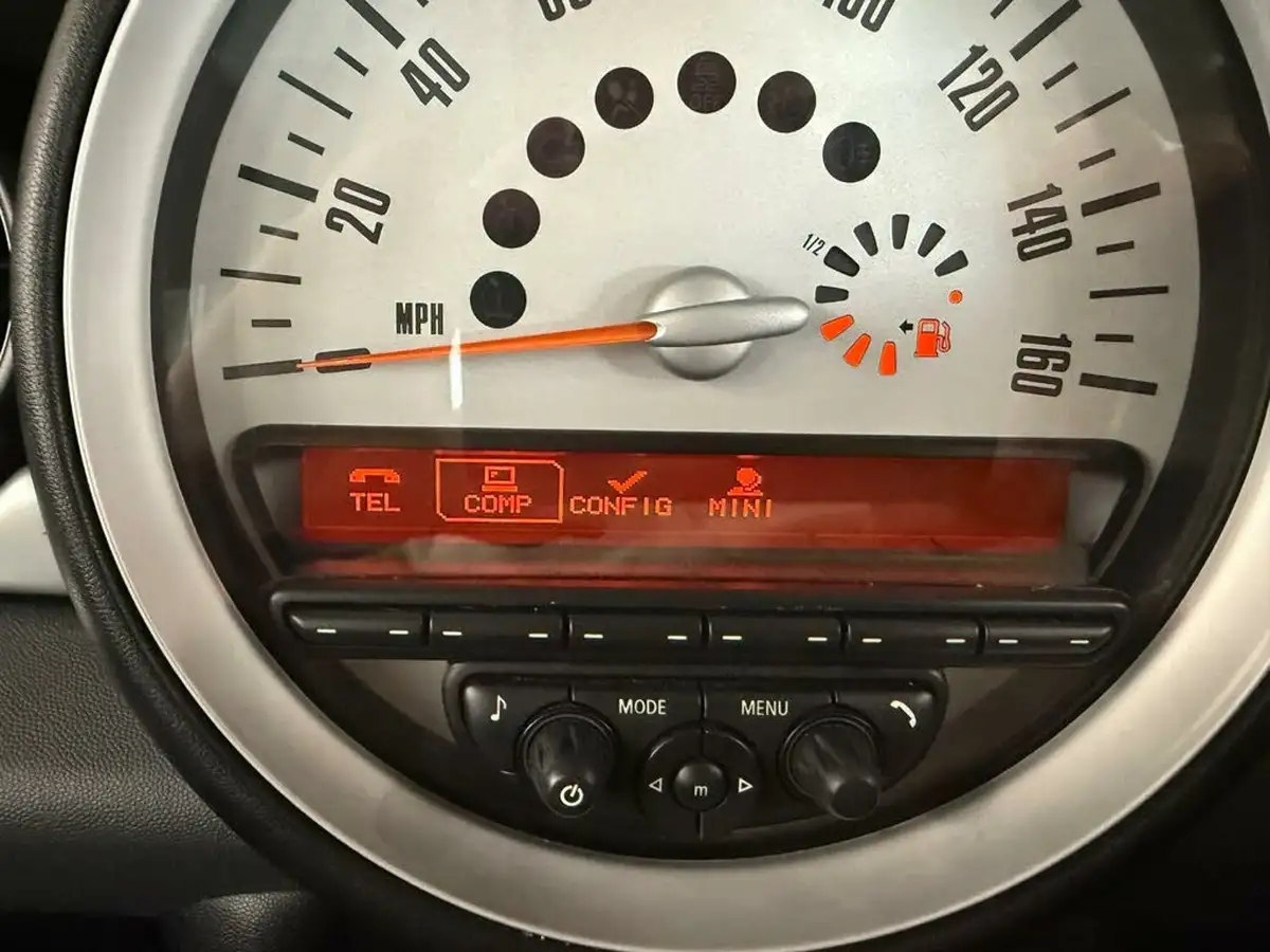 2011-mini-cooper-16-one-98bhp-hatchback-3d-big-15