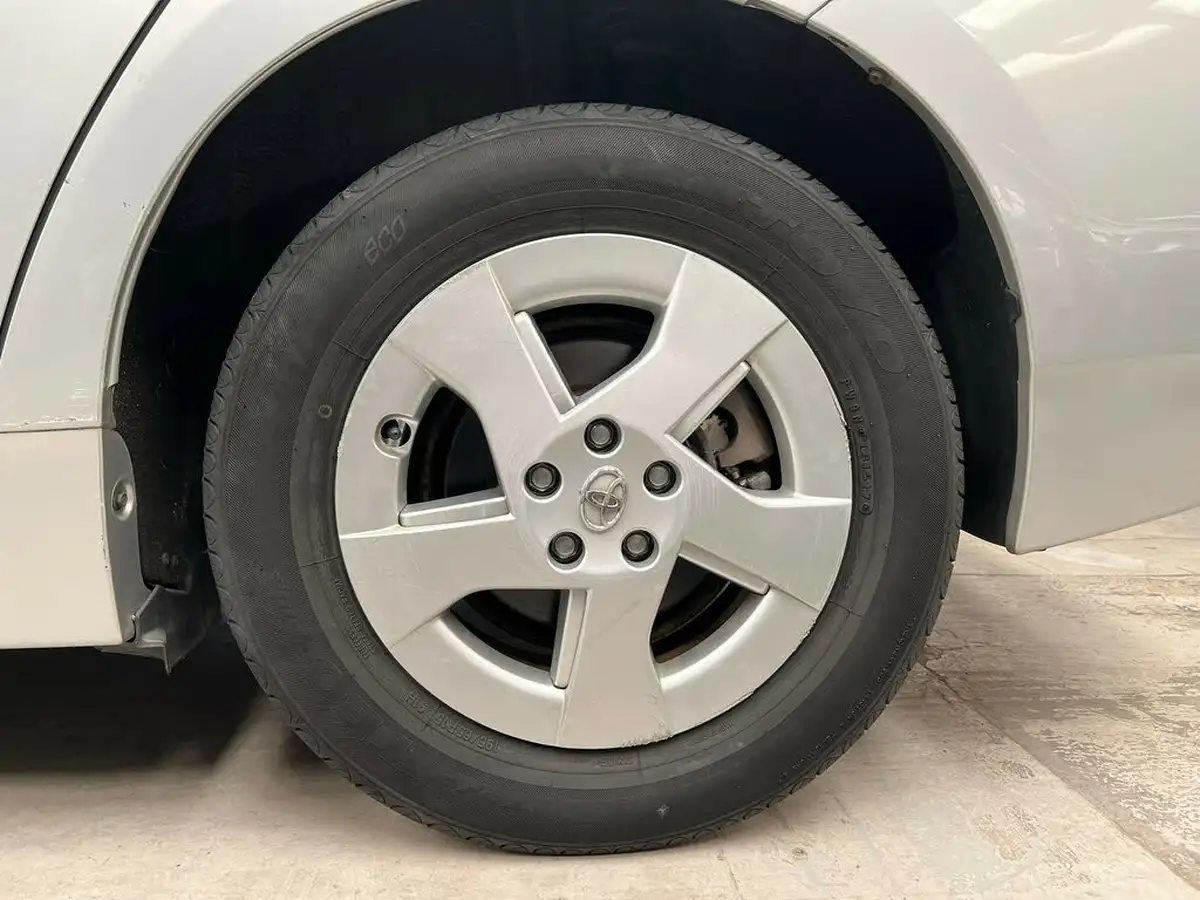2010-toyota-prius-big-24