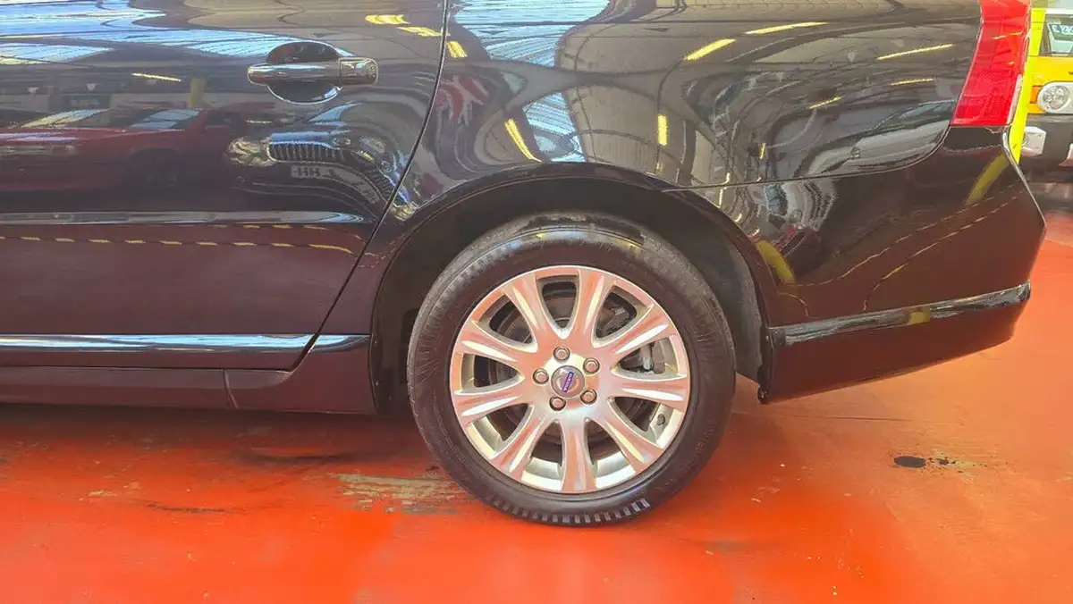 2010-volvo-v70-big-37