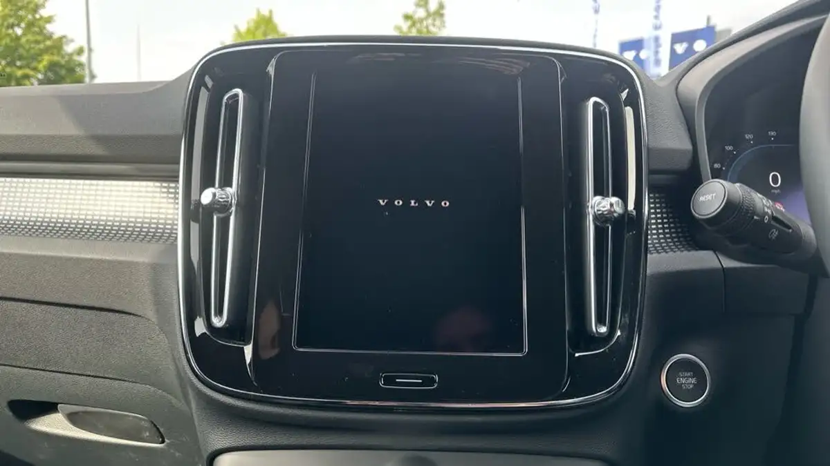 2024-volvo-xc40-20-b3-plus-big-11