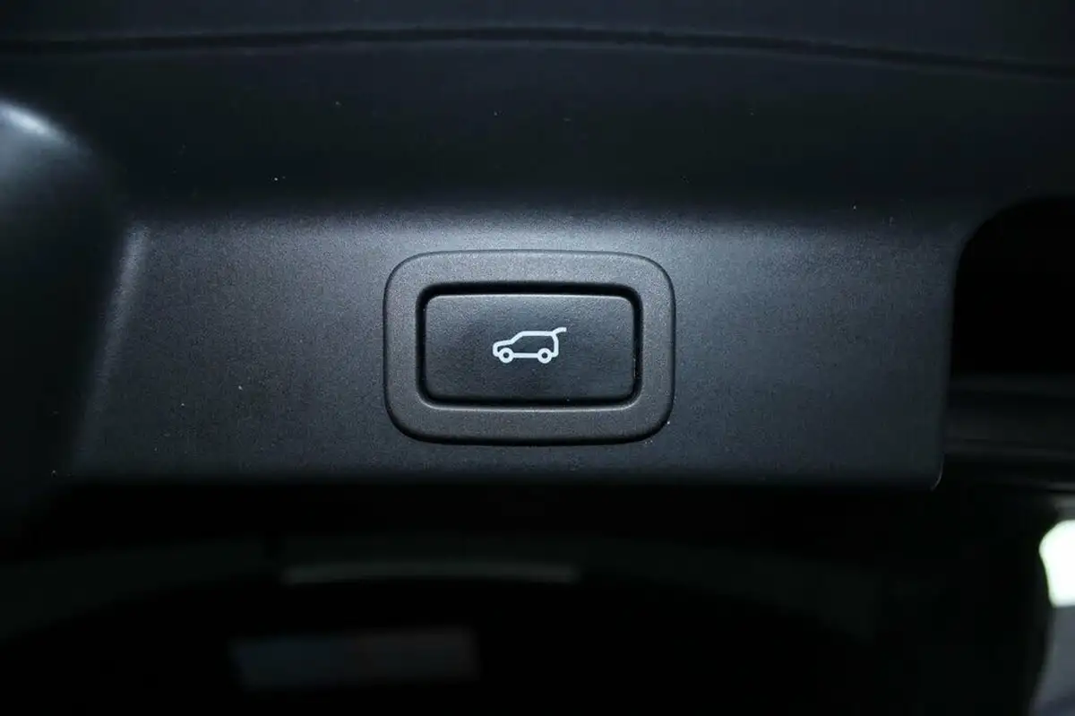 2016-jaguar-f-pace-20-i4d-portfolio-awd-auto-big-11
