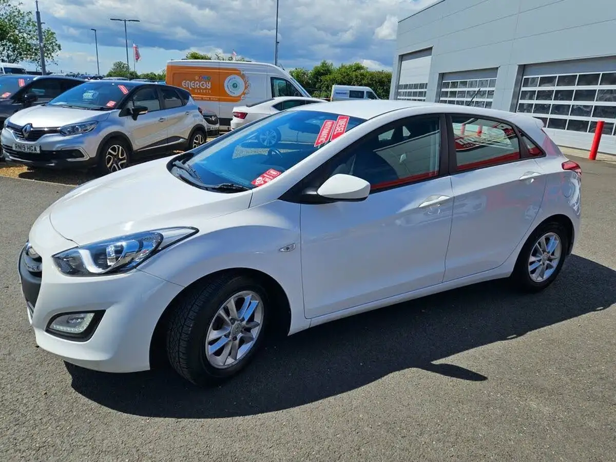 2014-hyundai-i30-16crdi-active-110ps-hatchback-5d-auto-big-6