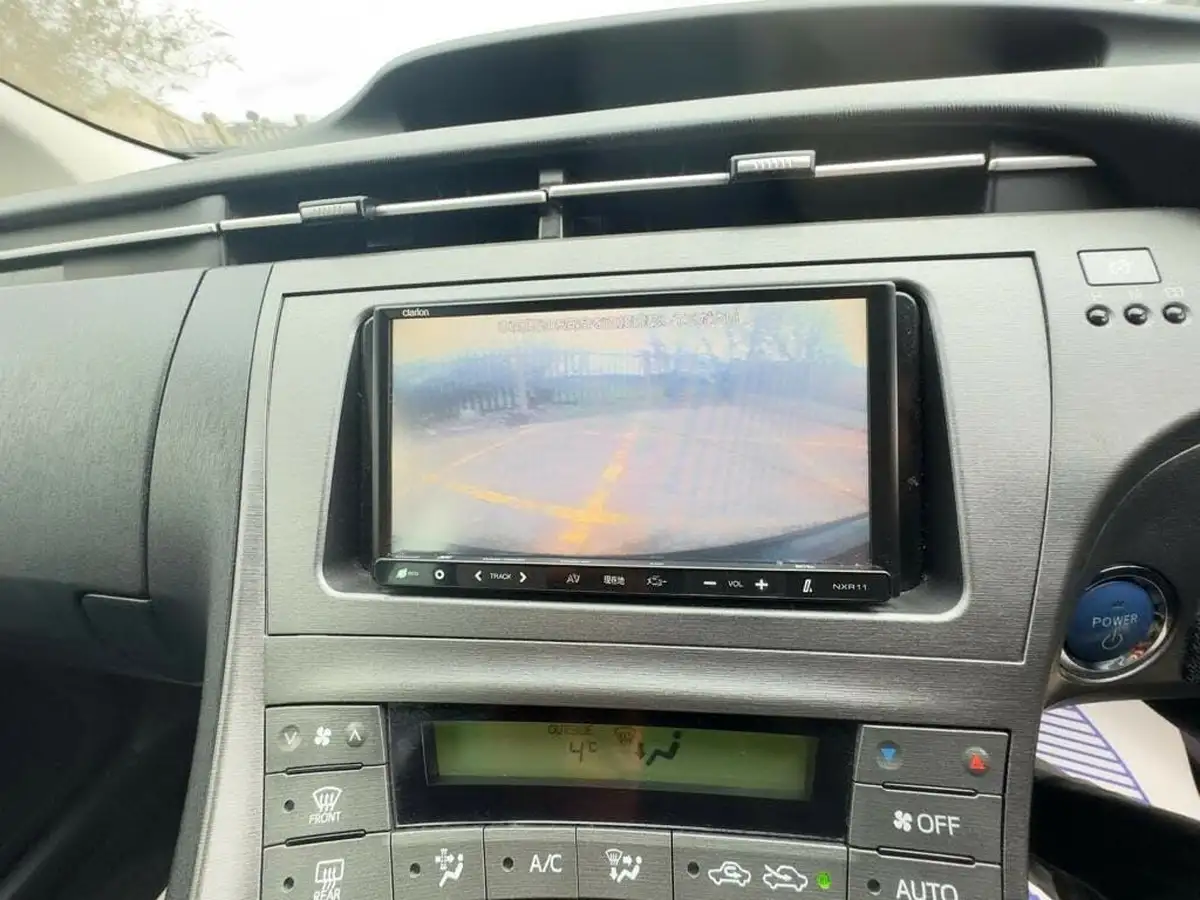 2012-toyota-prius-big-25